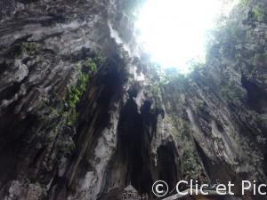 Puit de lumière dans les Batu Caves
